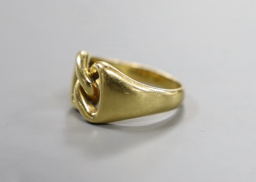 A 750 yellow metal interwoven ring, size O, 7.9 grams.
